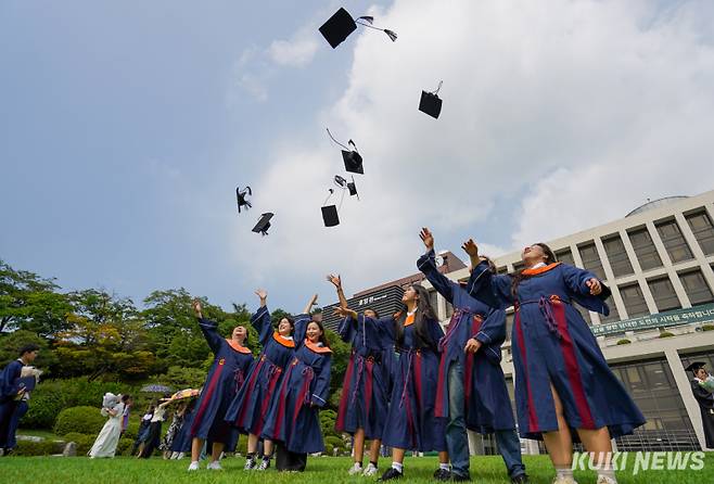 23일 서울 종로구 성균관대학교에서 열린 2024 성균관대 학위수여식에서 졸업생들이 학사모를 던지며 졸업을 자축하고 있다.