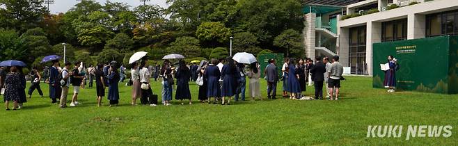 23일 서울 종로구 성균관대학교에서 열린 2024 성균관대 학위수여식에서 졸업생들이 포토존 앞에 줄을 서며 순서를 기다리고 있다.