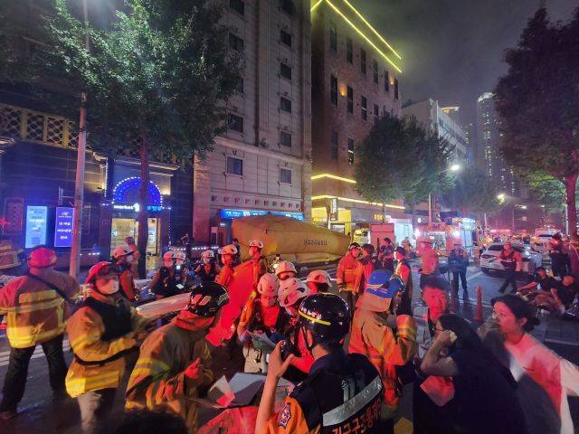 지난 22일 오후 경기 부천 호텔 화재 현장에서 소방대원들이 인명 수색과 화재 진압 작전을 논의하고 있다. 이 불로 7명이 숨졌고 다른 투숙객 등 12명이 다쳤다. 부천시 제공