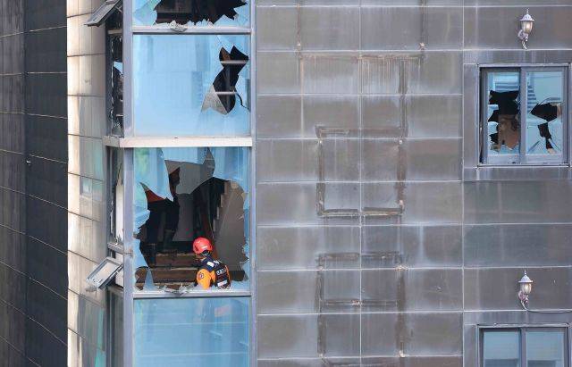 23일 오전 전날 화재가 발생한 경기 부천 호텔에서 소방관계자들이 화재현장을 살펴보고 있다. 연합뉴스