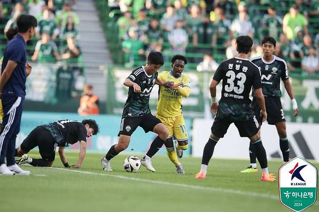 [서울=뉴시스] 프로축구 K리그1 인천 유나이티드의 제르소(오른쪽)가 지난 6월16일 '하나은행 K리그1 2024' 17라운드 전북 현대와의 원정 경기에서 전북의 이수빈(왼쪽)와 볼 경합을 벌이고 있다. (사진=한국프로축구연맹 제공) 2024.06.16. *재판매 및 DB 금지