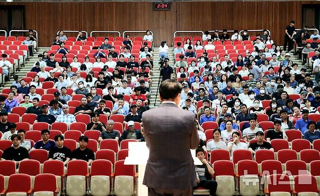 [안양=뉴시스] 안양시가 24일 전 직원을 대상으로 4대 폭력 예방 교육을 진행한 가운데 최대호 시장이 인사말을 하고 있다. (사진=안양시 제공).  *재판매 및 DB 금지