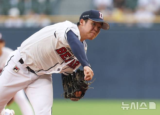 [서울=뉴시스] 황준선 기자 = 8일 오후 서울 송파구 잠실야구장에서 열린 프로야구 2024 신한 SOL 뱅크 KBO리그 두산 베어스와 LG 트윈스의 경기, 1회 초 두산 선발 시라카와가 공을 던지고 있다. 2024.08.08. hwang@newsis.com