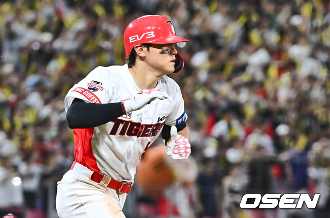 [OSEN=광주, 이석우 기자] 22일 광주-기아 챔피언스필드에서 2024 신한 SOL 뱅크 KBO 리그 KIA 타이거즈와 롯데 자이언츠의 경기가 열렸다.홈팀 KIA는 김도현이 선발 출전하고 방문팀 롯데는 반즈가 선발 출전했다.KIA 타이거즈 김도영이 6회말 우월 솔로 홈런을 치고 세리머니를 하고 있다. 2024.08.22 / foto0307@osen.co.kr