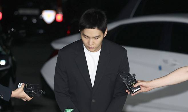 만취 상태로 전동스쿠터를 몬 혐의를 받는 그룹 방탄소년단(BTS)의 슈가(민윤기)가 경찰 조사를 위해 23일 서울 용산경찰서로 출석하며 고개 숙여 인사하고 있다. 연합뉴스