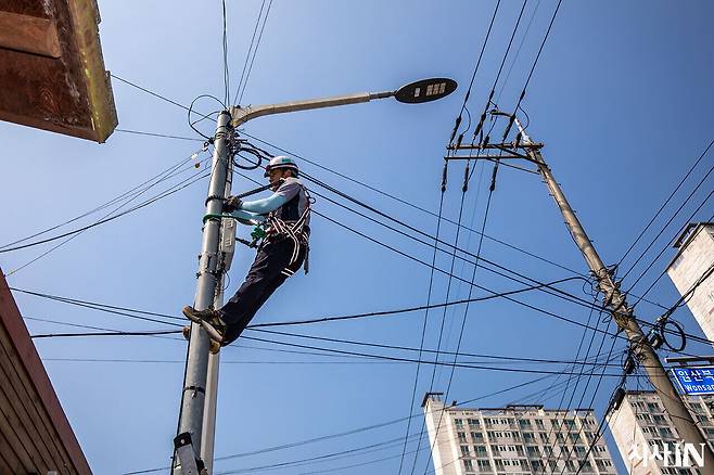 한 배전 노동자가 승주 작업(전신주에 올라가 하는 작업)을 하고 있다. ⓒ시사IN 포토