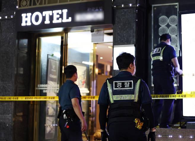 8월23일 경기 부천 모 호텔 입구에 폴리스라인이 설치되고 있다. 전날 이곳 호텔에서 불이 나 투숙객 등 7명이 숨지고 12명이 중경상을 입었다. ⓒ 연합뉴스