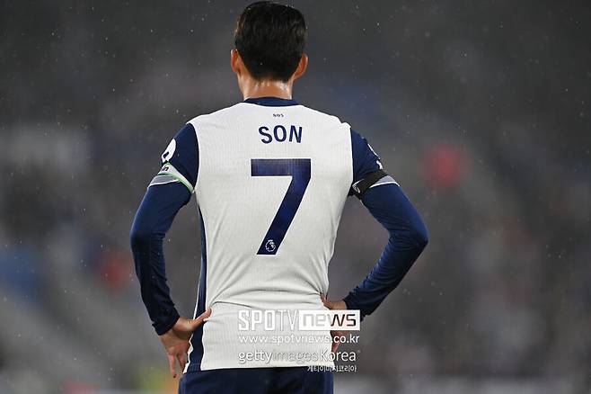 ▲&nbsp;영국 매체 '풋볼365'는 22일(이하 한국시간) "토트넘의 엔지 포스테코글루 감독이 손흥민을 뺄 용기가 있을까"라며 "토트넘의 공격수 중 우리를 가장 놀라게 한 건 바로 손흥민이다. 이제 손흥민 커리어는 상승 곡선이 아니다"라고 밝혔다.&nbsp;또한 "올해 여름 프리미어리그 팀이 팔아야 할 선수 중에는 반드시 손흥민이 있어야 한다. 아주 조금 지나치다고 말할 수 있겠다"며 방출 언급까지 했다.&nbsp;