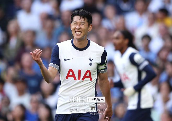 ▲&nbsp;영국 매체 '풋볼365'는 22일(이하 한국시간) "토트넘의 엔지 포스테코글루 감독이 손흥민을 뺄 용기가 있을까"라며 "토트넘의 공격수 중 우리를 가장 놀라게 한 건 바로 손흥민이다. 이제 손흥민 커리어는 상승 곡선이 아니다"라고 밝혔다.&nbsp;또한 "올해 여름 프리미어리그 팀이 팔아야 할 선수 중에는 반드시 손흥민이 있어야 한다. 아주 조금 지나치다고 말할 수 있겠다"며 방출 언급까지 했다.&nbsp;
