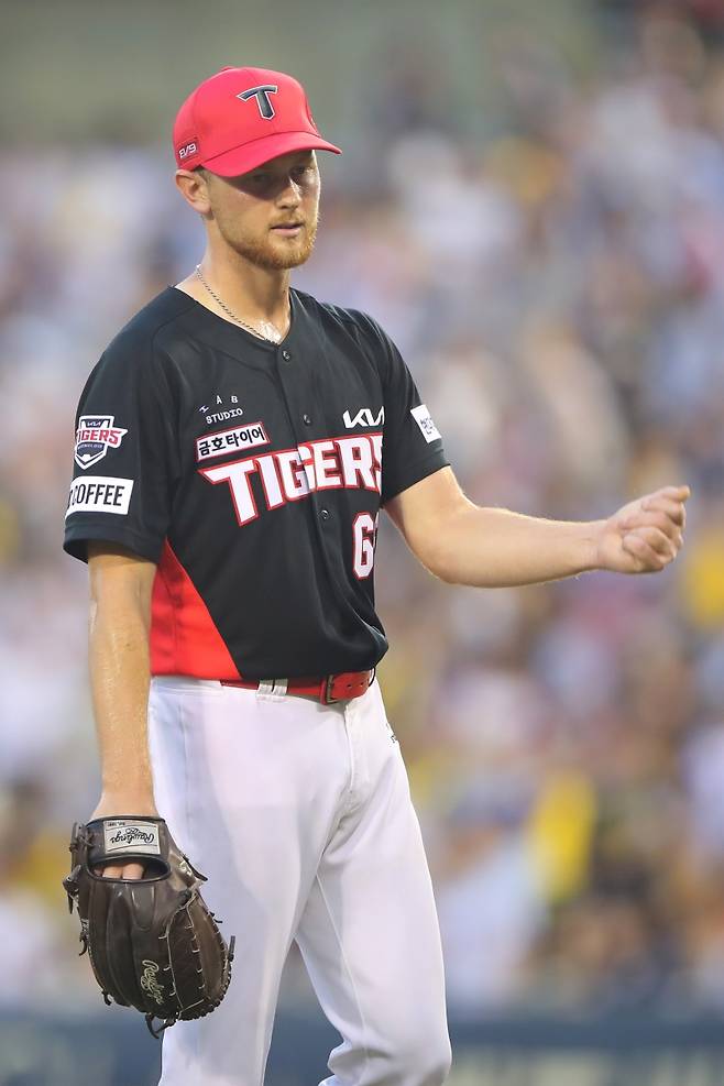 KIA 투수 라우어는 23일 창원 NC파크에서 열린 '2024 신한 SOL Bank KBO 리그' NC와 주말 3연전 첫 번째 경기에서 선발 등판했다. 4회말 급격하게 흔들려 5이닝 4실점으로 KBO 리그 입성 후 첫 패전 투수를 기록했다. KIA 타이거즈