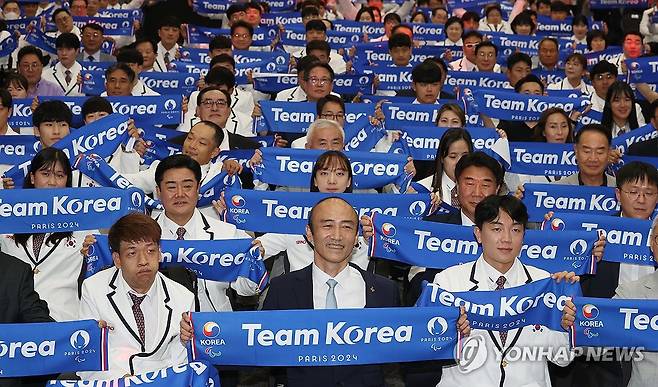 '팀 코리아 파이팅!' (서울=연합뉴스) 이재희 기자 = 12일 오후 서울 송파구 올림픽파크텔에서 열린 2024 파리 패럴림픽 대회 결단식에서 참석자들이 머플러 세리머니를 하고 있다. 2024.8.12 scape@yna.co.kr