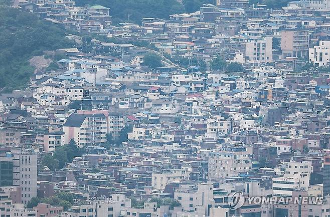 정부, 비아파트 시장 정상화 대책 담은 '주택공급 확대방안' 발표 (서울=연합뉴스) 서대연 기자 = 정부가 비아파트 시장을 정상화해 적기에 주택 공급을 늘리겠다는 구상을 담은 '국민주거 안정을 위한 주택공급 확대방안'을 발표한 8일 오후 서울 시내 빌라 등 주거단지의 모습.
    정부는 이날 발표에서 빌라로 대표되는 소형 비아파트에 대한 세제 혜택을 확대하고 청약 시 무주택으로 인정되는 비아파트 범위를 늘리는 등 최근 위축된 비아파트 수요·공급 활성화 방안을 발표했다. 2024.8.8 dwise@yna.co.kr