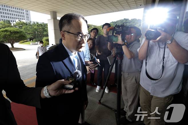 이원석 검찰총장이 23일 오전 서울 서초구 대검찰청으로 출근하고 있다. 이 총장은 윤석열 대통령의 부인 김건희 여사 명품백 수수 의혹 수사를 무혐의로 결론 내린 것과 관련한 취재진의 질의에 "드릴 말씀이 없다＂며 말을 아꼈다. 2024.8.23/뉴스1 ⓒ News1 신웅수 기자