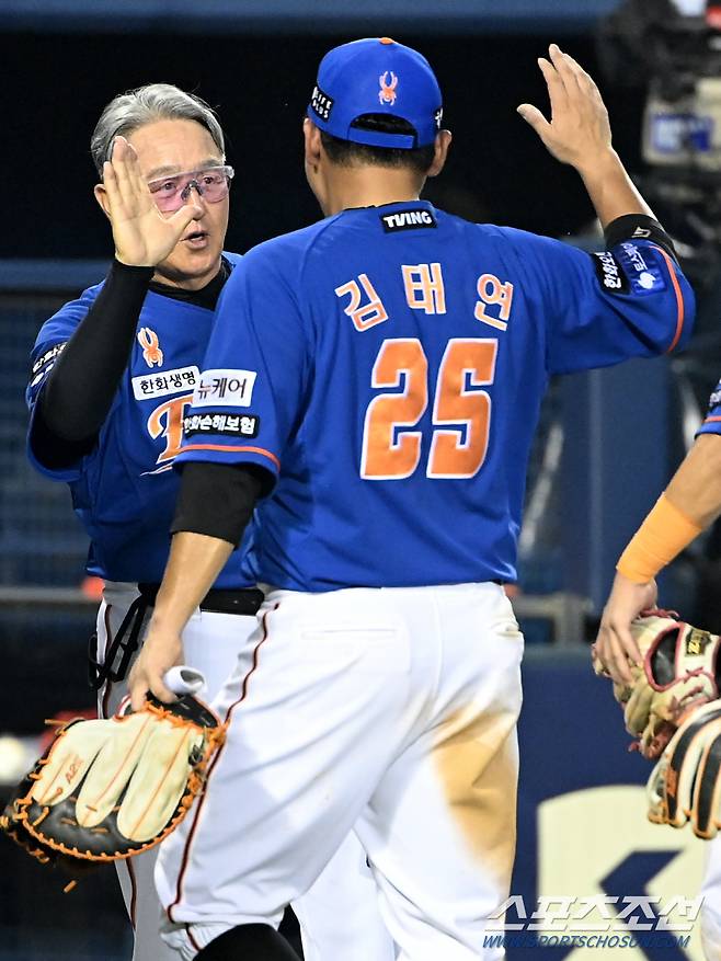 24일 잠실야구장에서 열린 한화와 두산의 경기, 한화가 연장 승부 끝 7대6으로 승리하며 2연승을 달렸다. 김경문 감독과 기쁨을 나누는 김태연의 모습. 있다. 잠실=허상욱 기자 wook@sportschosun.com/2024.08.24/