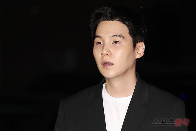 전동 스쿠터 음주운전 혐의를 받는 방탄소년단(BTS) 멤버 슈가가 23일 오후 서울 용산경찰서 별관으로 출석하고 있다. 24.08.23 ⓒ이혜영 기자 lhy@hankooki.com