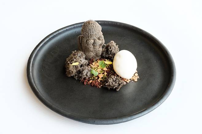 돌하르방에 착안해 만든 정식당의 디저트. /정식당