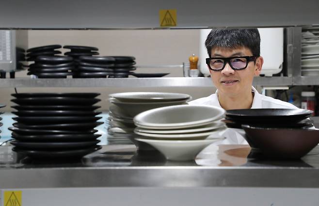 임정식 정식당 셰프가 조선비즈와의 인터뷰 도중 포즈를 취하고 있다. / 오종찬 조선일보 기자