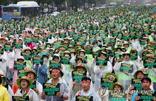 전국보건의료산업노동조합(보건의료노조) 총파업 이틀째인 지난 7월 14일 오후 서울 광화문 세종대로에서 노조원들이 인력·공공의료 확충, 간호간병통합서비스 전면 해결 등을 촉구하는 집회를 하고 있다. [연합뉴스]