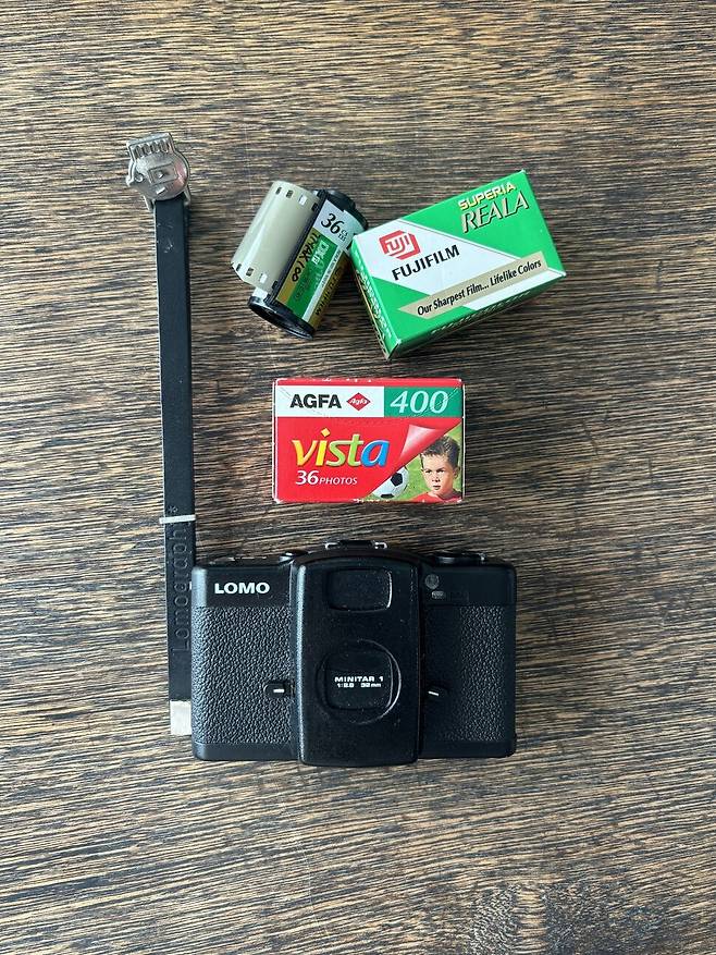 회사원 김한솔씨가 사용하고 있는 로모 카메라와 필름. 김한솔 제공