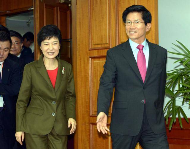 박근혜(왼쪽) 당시 새누리당 대선 후보가 2012년 경기도청에서 김문수 당시 경기지사와 만나고 있다. 오대근기자