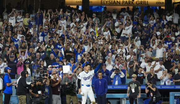 LA 다저스 오타니 쇼헤이가 24일(한국시간) 열린 탬파베이와 2024 MLB 홈 경기에서 9회말 끝내기 만루포로 마침내 40홈런-40도루를 달성했다. 오타니가 경기 종료 후 홈 팬 환호에 답하고 있다. [사진=뉴시스]