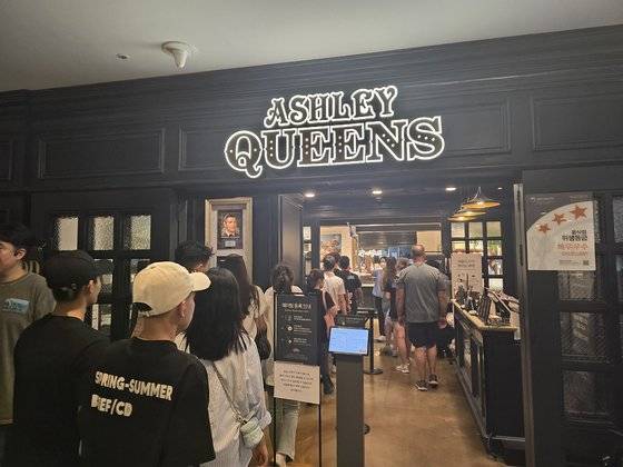 14일 서울 종로구 애슐리퀸즈 종각역점. 가이드의 안내에 따라 외국인 단체 관광객이 매장 안으로 들어가고 있다. 이날 점심에 매장을 찾은 외국인 단체 손님은 400명이었다. 오삼권 기자.