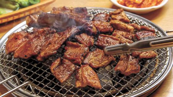 무한리필 고깃집 명륜진사갈비의 양념갈비. 서울에 위치한 한 매장 관계자는 점심 시간대에 명륜진사갈비를 찾는 외국인 손님이 최근 눈에 띌 정도로 늘었다고 전했다.