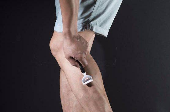 다리 털을 제모하는 남성. 중앙포토