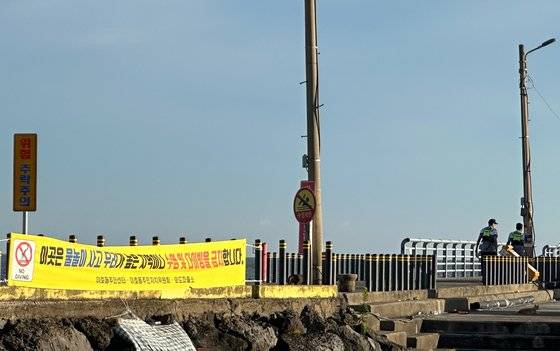제주해경이 제주시 이호동 포구에서 안전순찰을 하고 있다. 이 포구에는 수영과 다이빙을 하지 말라는 현수막이 걸려있다. 최충일 기자