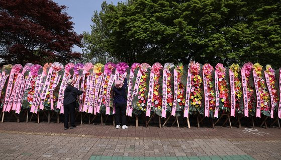 17일 오전 서울 여의도 국회 헌정회관 앞에 한동훈 국민의힘 전 비상대책위원장의 지지자들이 설치한 응원화환들이 놓여 있다. 뉴스1