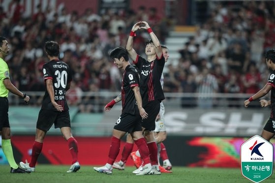 프로축구 FC서울이 24일 서울월드컵경기장에서 열린 강원FC와의 홈 경기에서 승리하며 5연승 행진을 이어갔다. 선제골 직후 두 손으로 하트를 만들어보이는 이승모. 사진 프로축구연맹