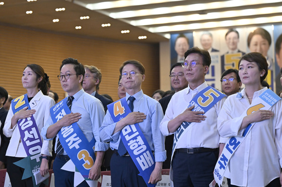 더불어민주당 최고위원 후보들이 지난 4일 오전 광주 서구 김대중컨벤션센터에서 열린 ‘더불어민주당 제1차 정기전국당원대회 당대표·최고위원 후보자 합동연설회’에 참석해 국민의례를 하고 있다. 앞줄 왼쪽부터 강선우·정봉주·민형배·김민석·이언주 의원. [뉴시스]