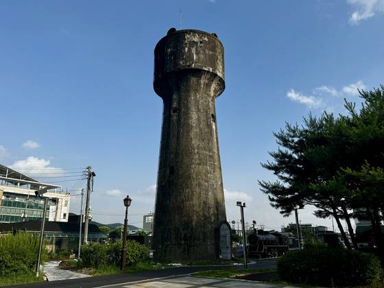 옛 연천역 급수탑에는 6·25 당시 총탄에 할퀴고 패인 상처가 남아있다. 등록문화재로 지정됐다. 김홍준 기자