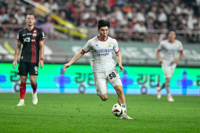 ▲ 황문기가 24일 서울월드컵경기장에서 열린 ‘하나은행 K리그1 2024’ 28라운드 원정경기에서 드리블을 하고 있다.[사진제공=강원FC]