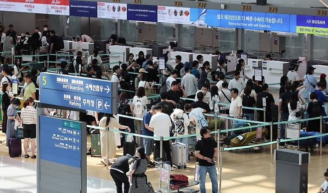 여행업계에 따르면 올해 추석 연휴 해외여행객 수는 전년 대비 두 자릿수 이상 증가세를 보인다. 인천공항의 모습. 사진=연합뉴스