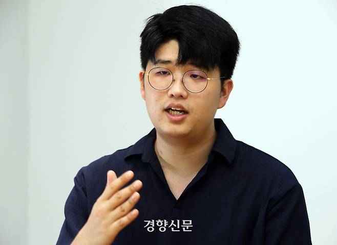 쿠팡 블랙리스트 의혹 제보자 김준호씨가 지난 8월 20일 경기 성남시의 한 교회에서 주간경향과 인터뷰를 하고 있다. 쿠팡은 영업비밀을 유출한 혐의로 김씨를 고소했고, 경찰은 지난 7월 김씨의 자택을 압수수색했다. 서성일 선임기자