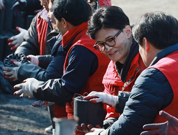 ▲ 2월8일 한동훈 국민의힘 비상대책위원장이 서울 노원구 백사마을에서 열린 '따뜻한 대한민국만들기 국민동행' 사랑의 연탄 나눔 행사에서 봉사활동을 하고 있다. ⓒ연합뉴스