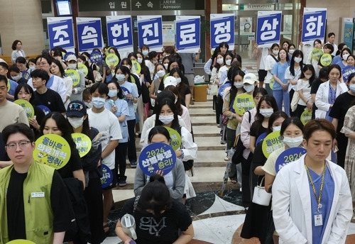 보건의료노조는 “높은 투표율과 찬성률에는 6개월 이상 지속된 의료공백 사태에 인력을 갈아 넣어 버텨온 조합원들의 절실한 요구가 담겼다”고 강조했다. [사진 출처 = 연합뉴스]