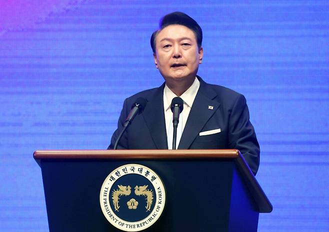 윤석열 대통령이 다음달께 광주에서 민생토론회를 개최할 예정이다. 광주대표 공약인 복합쇼핑몰 구축과 AI산업 등 지원방안에 관심이 쏠리고 있다.