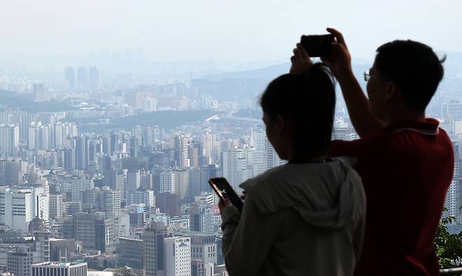 서울 남산에서 바라본 시내 전경. [연합]