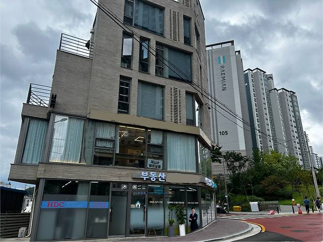 14일 ‘마포 래미안 푸르지오’ 아파트 인근 공인중개사무소 모습. [정주원 기자]