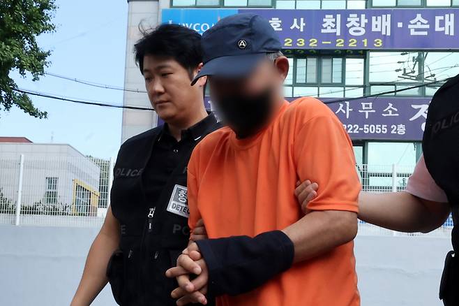 병원에 폭발물을 터트려 불은 낸 혐의(현주건조물방화)를 받는 김모(79) 씨가 24일 오후 광주지방법원에서 열린 구속 전 피의자 심문에 출석하고 있다. [연합]