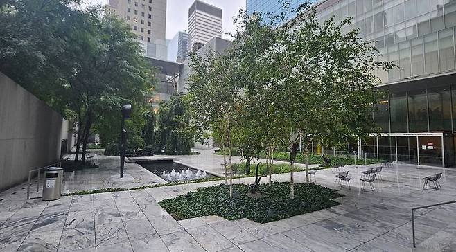 [사진=이한빛 ]현재의 정원은 1953년 건축가 필립 존슨이 설계한 원형을 유지하고 있다. 이탈리아 광장 ’피아짜’를 연상시키는 이곳은 대리석으로 바닥을 깔고 나무와 초목, 계단, 연못으로 이동 동선이 자연스레 나뉜다. 정원에 설치된 작품은 1년 주기로 바뀐다.  *재판매 및 DB 금지