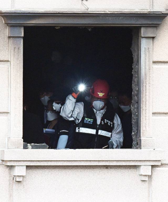 화재로 7명이 사망하고 12명이 중경상을 입은 경기 부천시 원미구 중동 소재 한 호텔에서 23일 소방과 경찰, 국과수 관계자 등이 정확한 화재 원인을 밝히기 위한 합동 감식을 하고 있다. 부천=오승현 기자