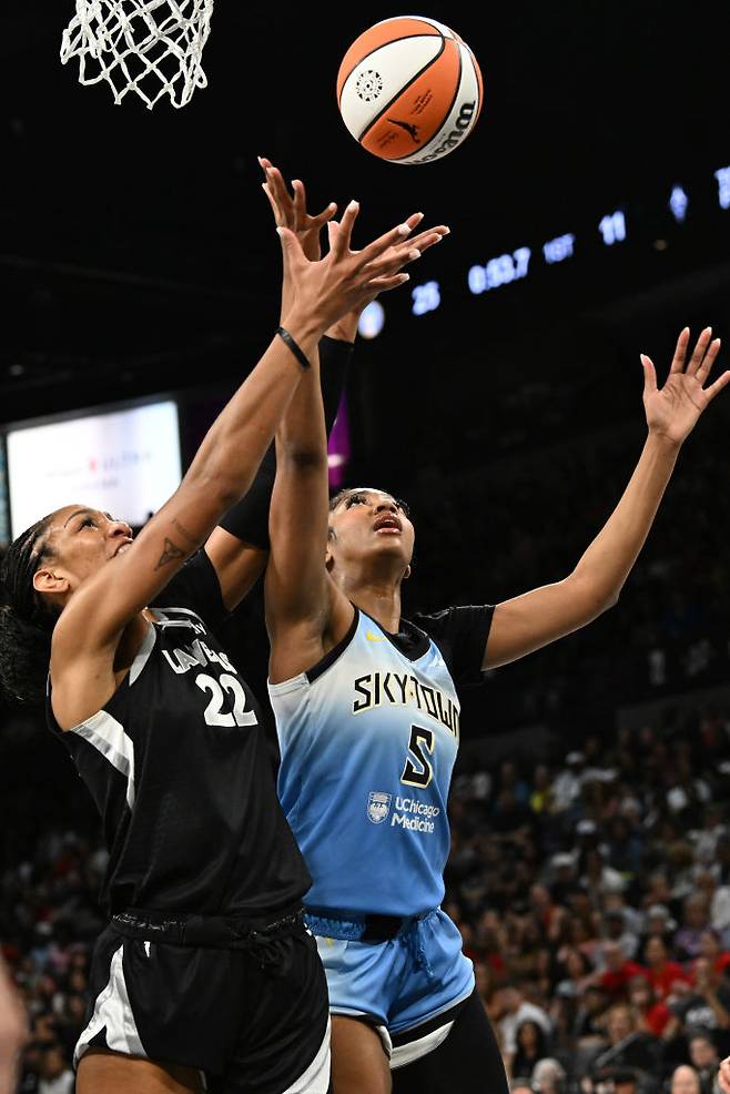 시카고 스카이 엔젤 리스(오른쪽)가 지난달 WNBA 라스베이거스전에서 리바운드 다툼을 하고 있다. Getty Images코리아