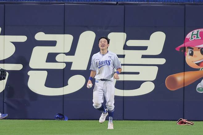 삼성 라이온즈 외야수 김지찬이 23일 대구 삼성 라이온즈파크에서 열린 2024 신한 SOL Bank KBO리그 롯데 자이언츠와의 팀 간 12차전에서 7회초 수비 때 정훈의 장타성 타구를 호수비와 함께 잡아내며 팀 승리에 힘을 보탰다. 사진 삼성 라이온즈