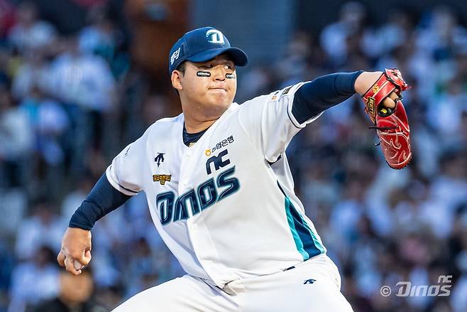 NC 투수 신민혁은 24일 창원 NC파크에서 열린 '2024 신한 SOL Bank KBO 리그' KIA와 주말 3연전 두 번째 경기에서 선발 등판했다. 6이닝 1실점으로 호투했지만, 승리와 인연을 맺지 못했다. 오른쪽 팔꿈치 뼛조각 통증이 있는 신민혁은 이날 등판을 끝으로 시즌을 마무리할 가능성이 크다. NC 다이노스