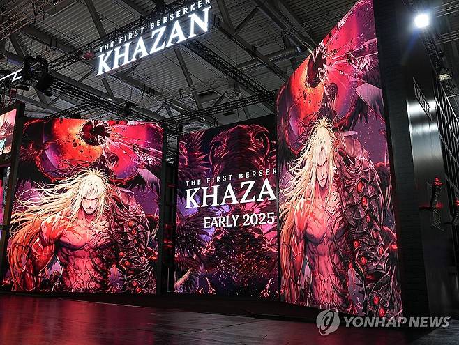 넥슨 '퍼스트 버서커: 카잔' 게임스컴 2024 부스 (쾰른=연합뉴스) 김주환 기자 = 21일(현지시간) 독일 쾰른에서 개막한 게임쇼 게임스컴 2024에 넥슨 자회사 네오플이 개발한 차기작 '퍼스트 버서커: 카잔' 부스가 개장을 준비하고 있다. 2024.8.21 jujuk@yna.co.kr