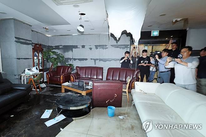 부탄가스 폭발한 광주 한 치과병원 (광주=연합뉴스) 김혜인 기자 = 22일 오후 광주 서구 치평동 한 상가건물 3층의 치과병원 입구에서 부탄가스와 인화물질 등이 담긴 상자가 폭발했다. 경찰과 소방 당국이 조사를 마친 폭발 현장의 모습. 2024.8.22 in@yna.co.kr