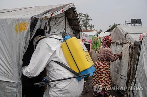 엠폭스 관련해 민주콩고에서 소독하는 국제적십자사 직원 [EPA=연합뉴스 자료사진]